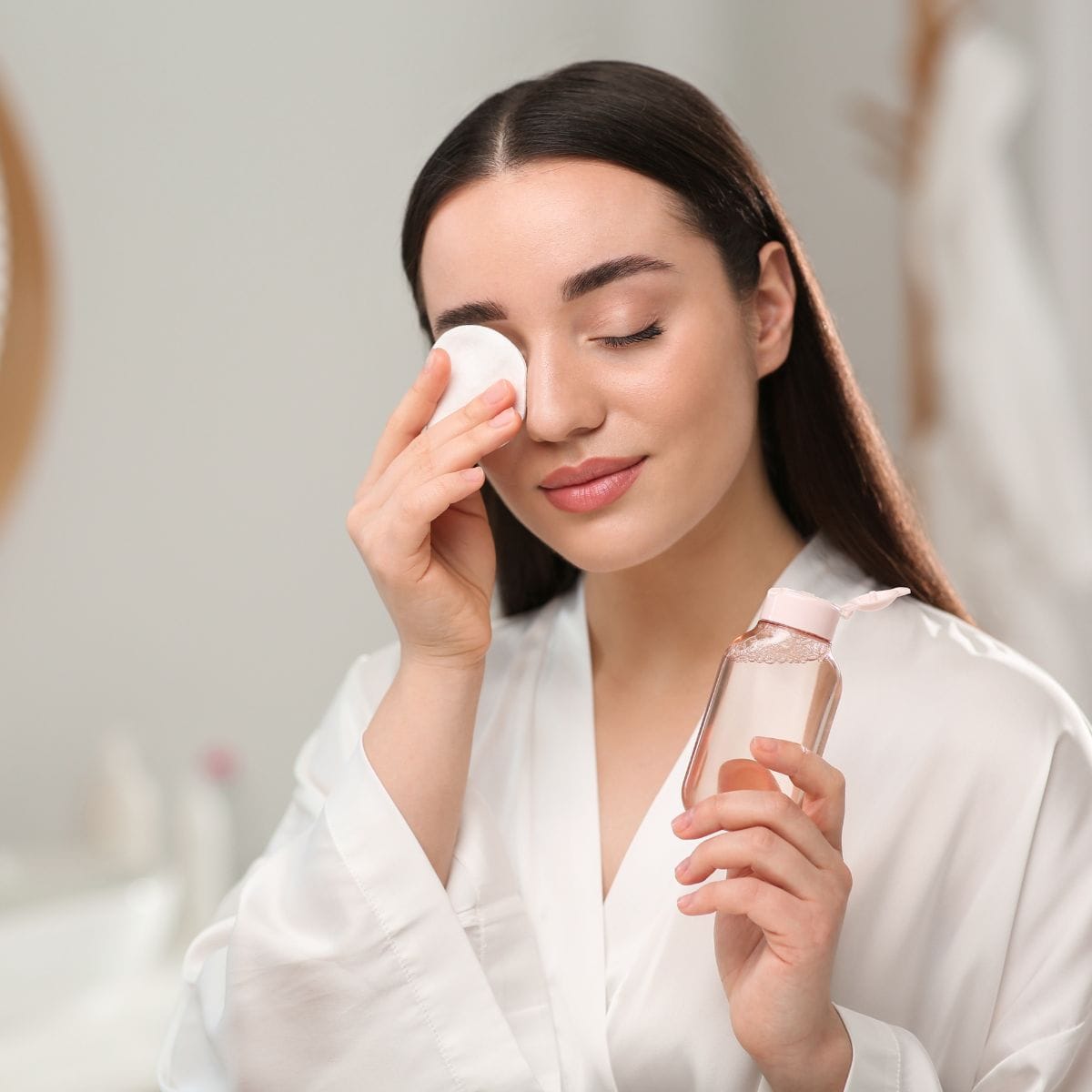 The Best Eye Makeup Remover: 4 Products for Sensitive Skin and Waterproof Mascara